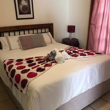 Queenspark Lodge Bloemfontein Bagian luar foto