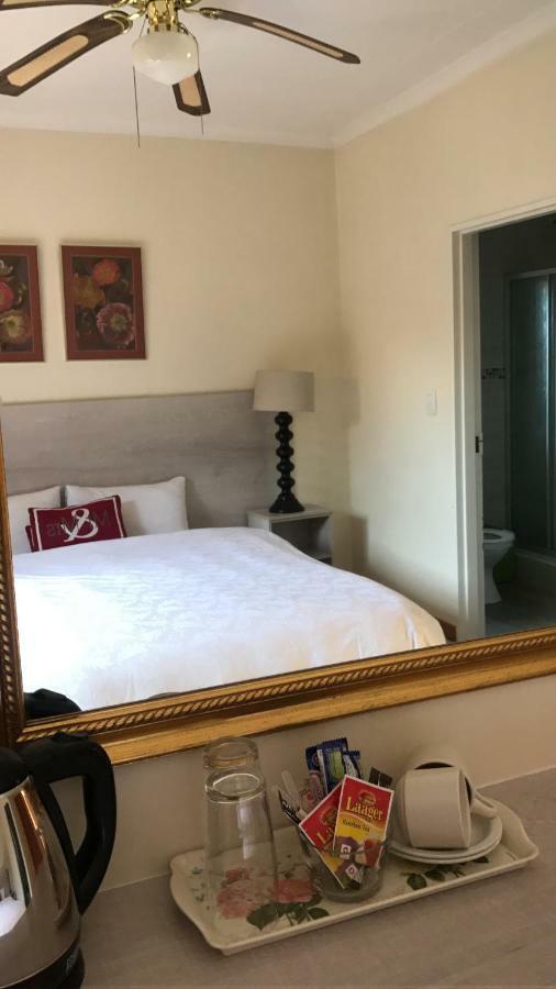 Queenspark Lodge Bloemfontein Bagian luar foto