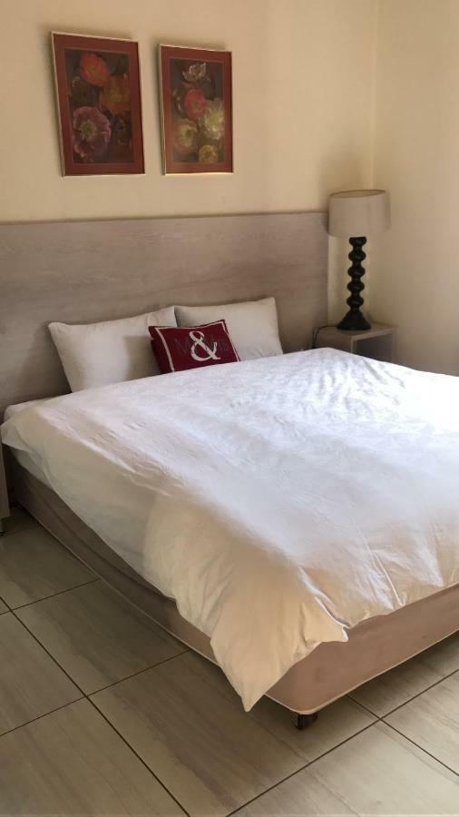 Queenspark Lodge Bloemfontein Bagian luar foto