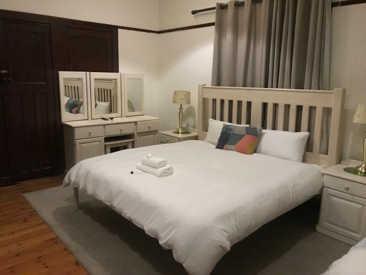 Queenspark Lodge Bloemfontein Bagian luar foto