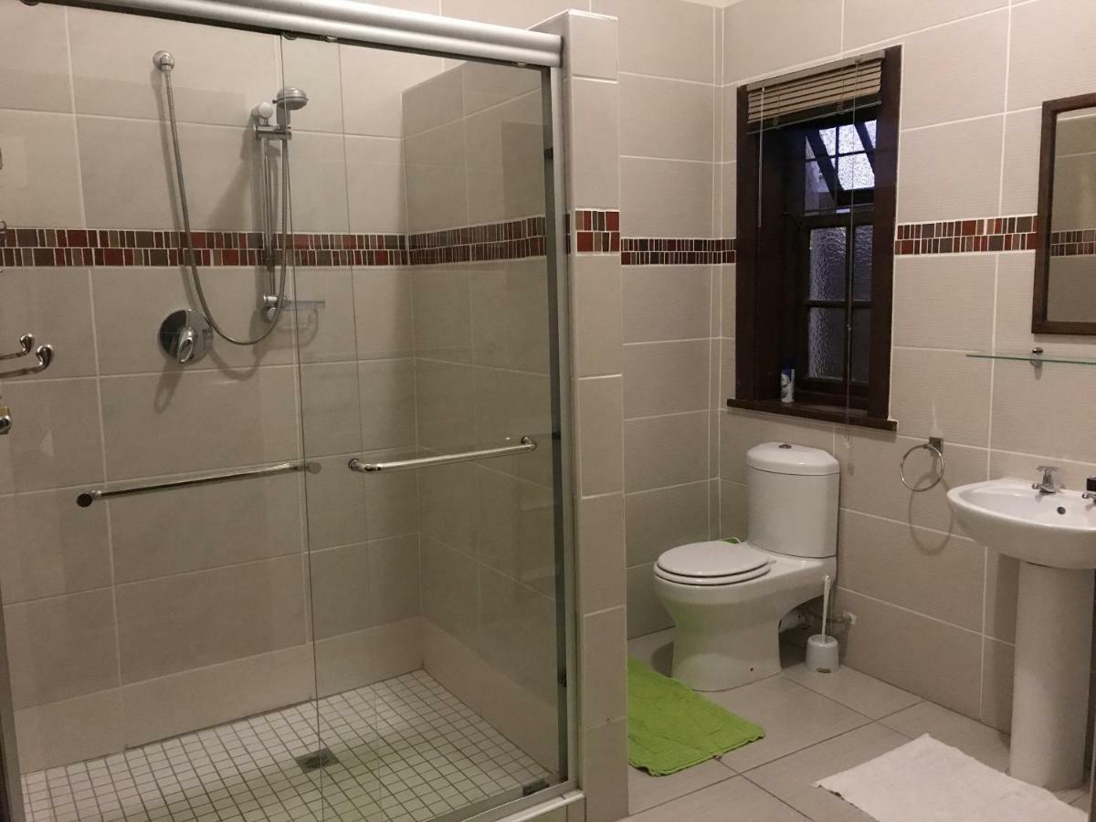 Queenspark Lodge Bloemfontein Bagian luar foto