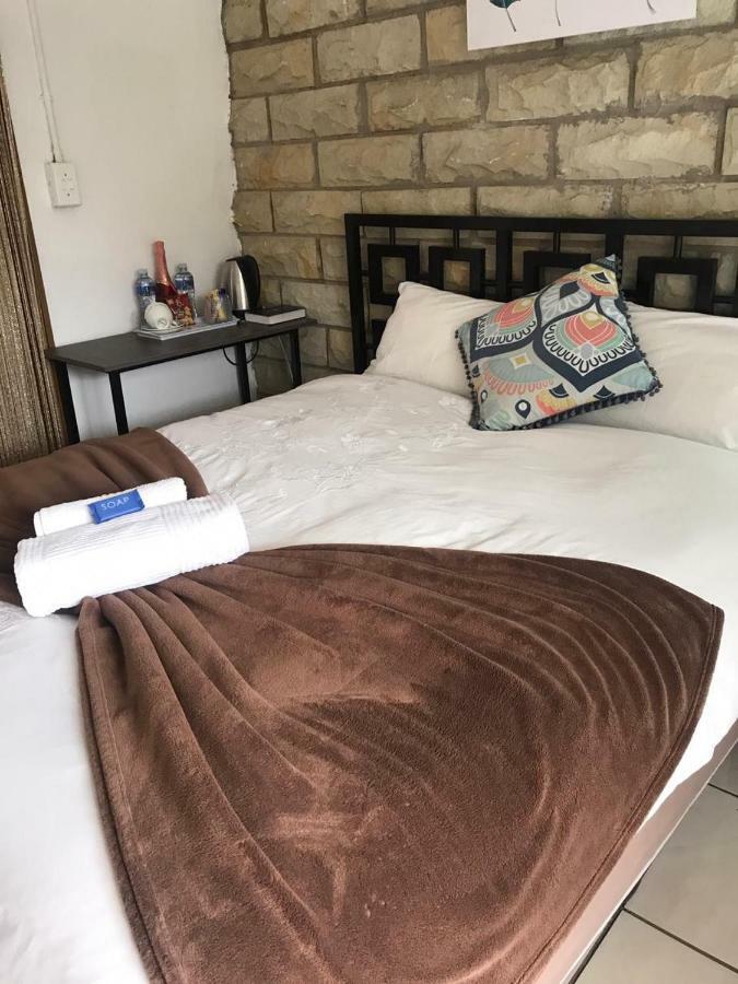 Queenspark Lodge Bloemfontein Bagian luar foto