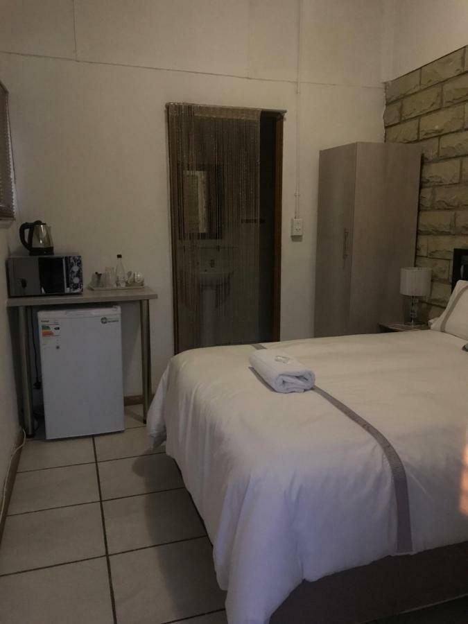 Queenspark Lodge Bloemfontein Bagian luar foto
