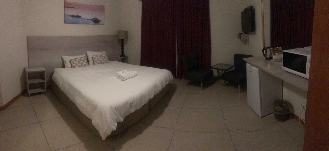Queenspark Lodge Bloemfontein Bagian luar foto