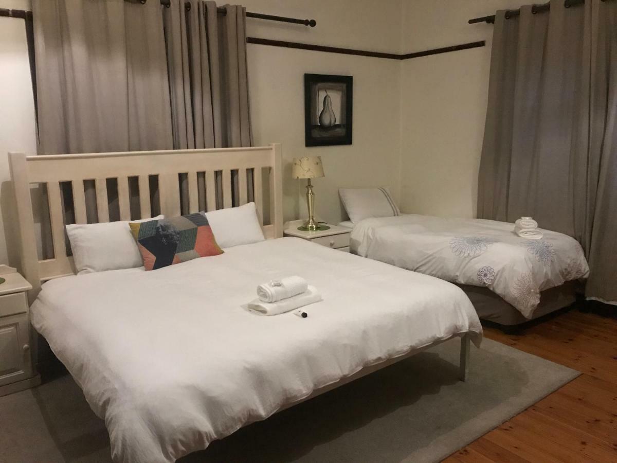 Queenspark Lodge Bloemfontein Bagian luar foto