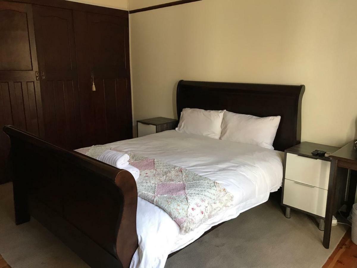 Queenspark Lodge Bloemfontein Bagian luar foto