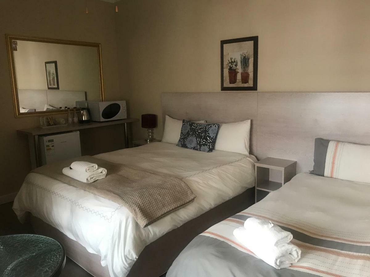 Queenspark Lodge Bloemfontein Bagian luar foto